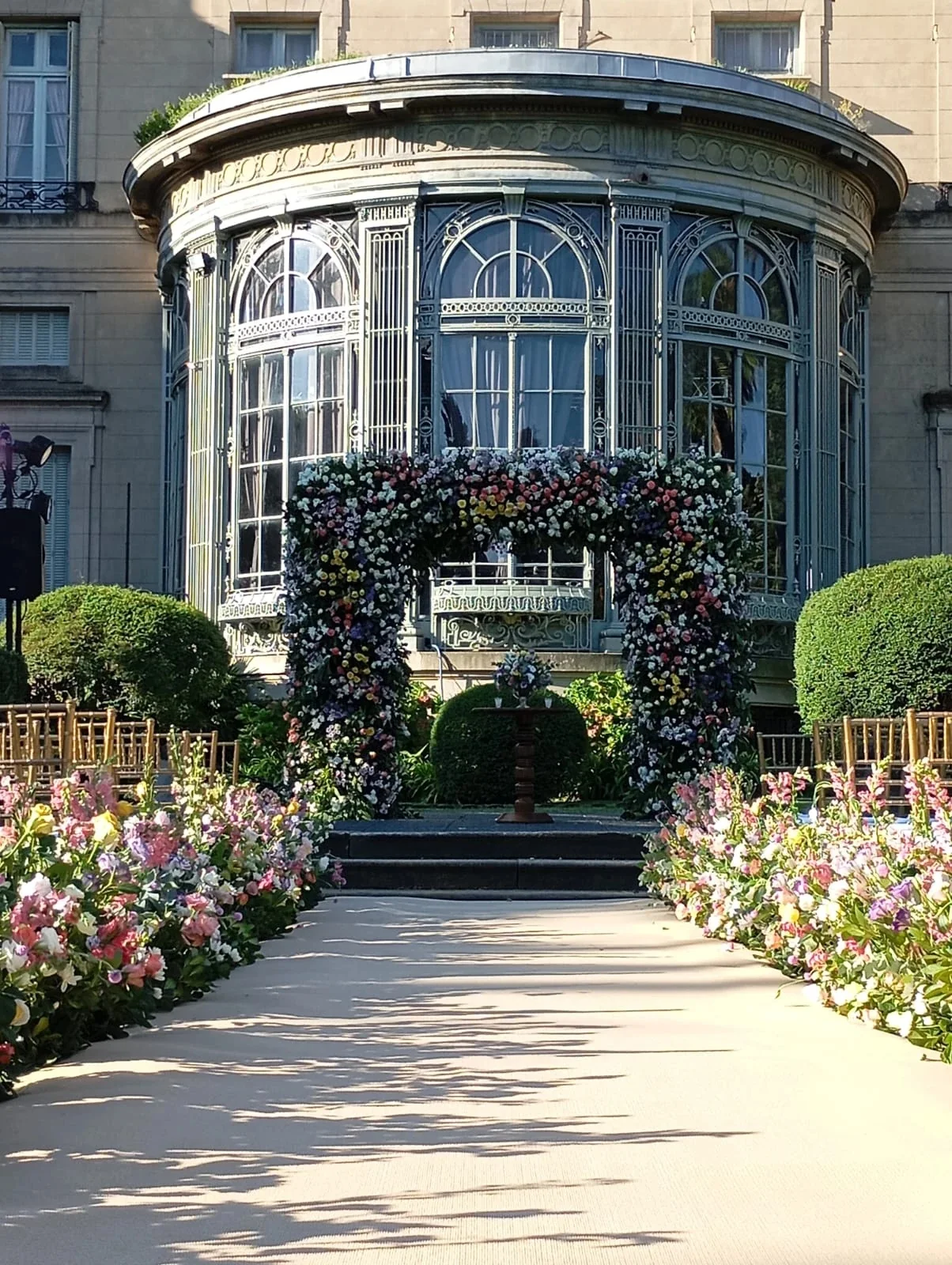 Arco de flores para una ceremonia en el Palacio Sans Souci