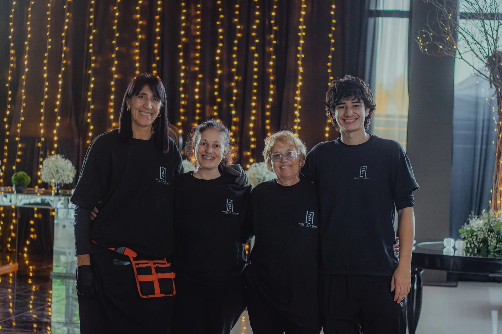 Sandra junto a su equipo de staff en el salón